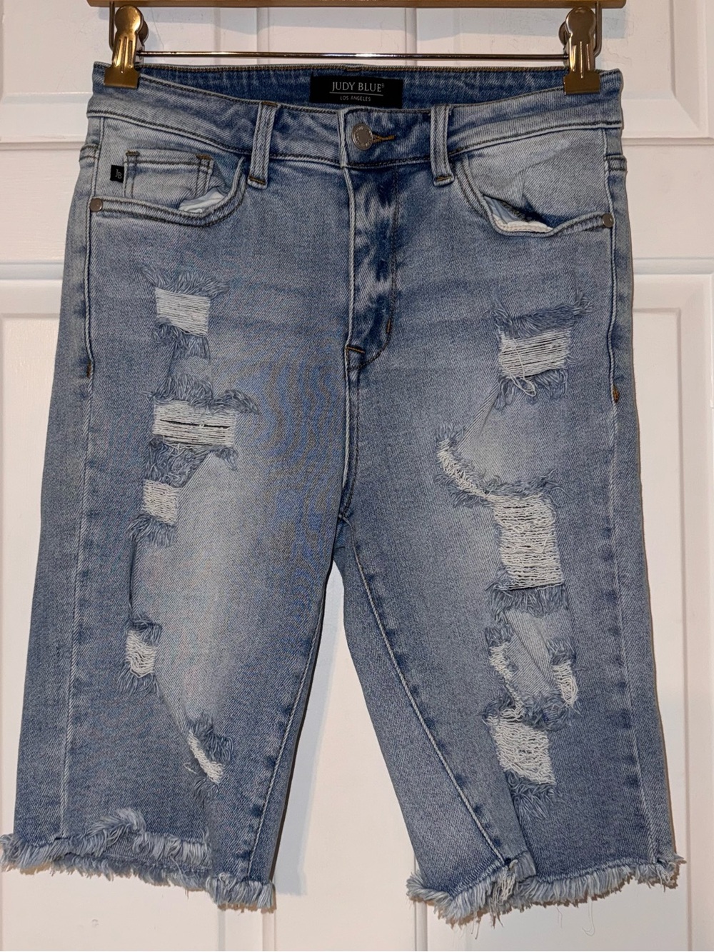 Judy Blue Light Wash denim Distressed raw fringe hem Bermuda shorts M